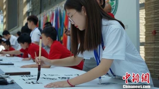 图为中日韩青少年正在用毛笔书写唐诗。　党田野 摄