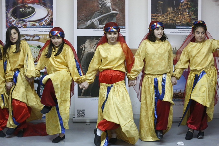 黎巴嫩小学生表演黎巴嫩传统舞蹈(摄影:新华社记者 李良勇)